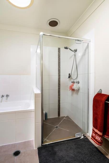 Room With Separate Bath In Shared Homestay Redcliffe Exterior foto